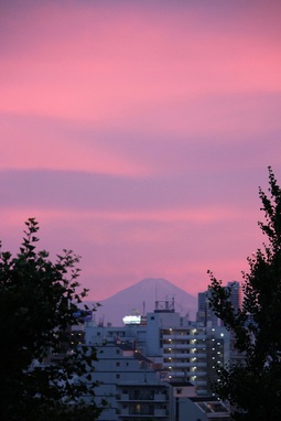 梅雨空の富士と夕焼け